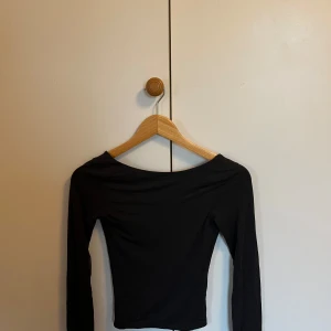 Svart långärmad topp från Gina Tricot - Snygg grå långärmad topp från Gina Tricot i storlek XXS