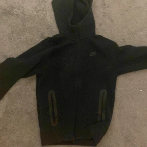 Svart Nike tech fleece  - Säljer en sprillans ny Nike tech fleece, köpt för 1249kr, bara använd när jag skulle prova den, hör av er om ni har några funderingar, vid snabb affär kan priset diskuteras