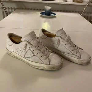 Philippe modell skor - Tjooo säljer dessa vita Philippe modell skor i storlek 39!dem är i ett jätte fint skick och hör av er om frågor 