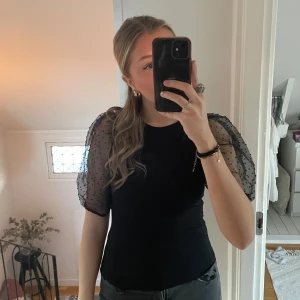 Svart topp med prickiga puffärmar - Fin festtopp med puffärmar från Gina! Passar bra till nyår 🙌🏻🙌🏻