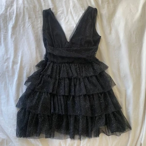 Svart glittrig klänning med volanger - så snygg nyårsklänning😽 använd köp nu! 