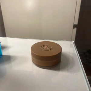 Cream Bronzer från Anastasia  - Säljer en Cream Bronzer från Anastasia Beverly Hills i nyansen Amber. Använt den få gånger. Väldigt krämig och lägger sig jäättefint på huden!