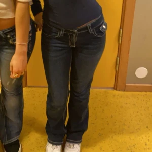 Mörkblå jeans med låg midja Gina  - Snygga mörkblå jeans med låg midja och bootcut-stil. Köpte på Gina men är slutsålda i 168