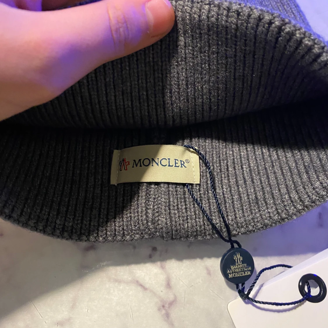 Grå ribbad mössa från Moncler - 90