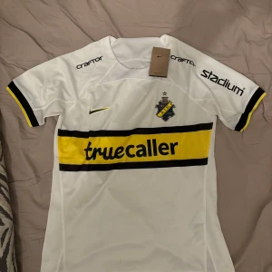 Borta AIK 24/25 fotbollströja  - Snygg vit AIK fotbollströja från Nike med korta ärmar. Tröjan är helt ny och prislappen sitter kvar. Perfekt för alla AIK-fans!