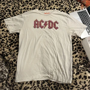 ac/dc band tee - lite använt skick men fortfarande okej, storlek XL.