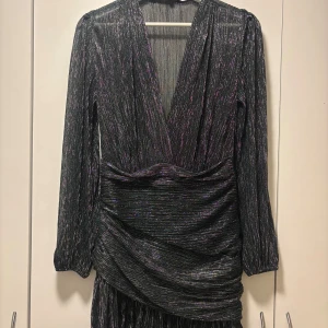 Grön glittrig klänning från Maje - INTRESSEKOLL!! Oanvänd mörkgrön glittrig klänning från Maje, köpt oanvänd på Plick