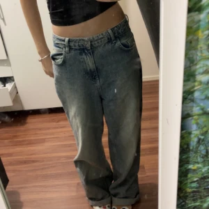 Blå jeans med loose fit - Säljer ett par blå jeans med loose fit från stradivarius. De har en hög midja och en avslappnad passform som ger en skön och trendig look. Perfekta för en casual stil.