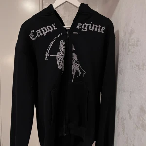 Rhinestone hoodie - Svart Rhinestone hoodie med nice tryck. Storlek M. Nyskick, hör av er vid funderingar 