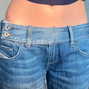 Diesel jeans - Midjemått: 38cm rakt över, innerbenslängd: 78cm 💕