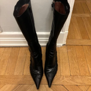Svarta stövlar med spetsig tå - Så fina stövlar, som inte produceras längre💕💕