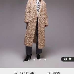 Beige teddyjacka - Säljer en supermysig beige teddyjacka med lång passform. Helt ny med prislapp. storlek S men passar mer som en M. Nypris  1569 kr