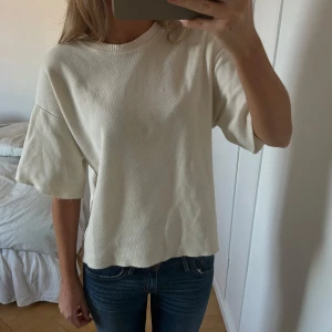 Kortärmad tröja - Så najs tröja från zara i typ sweatshirt material, avklippta ärmar så den är kortärmad/trekvartsärmad❤️‍🔥