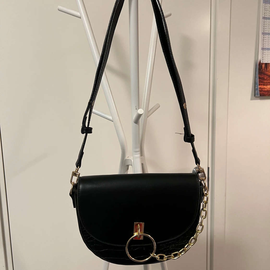 Svart axelväska med kedjedetalj