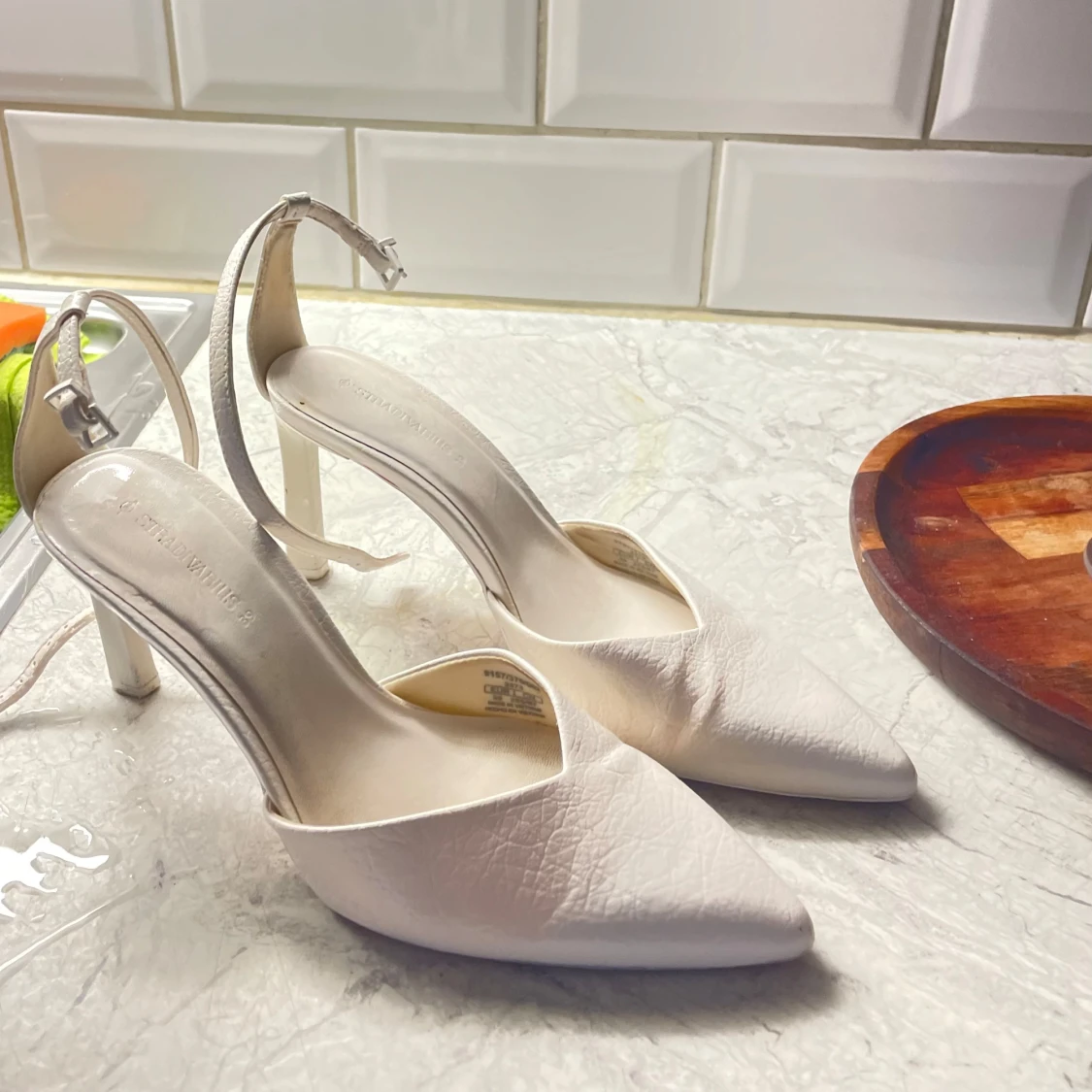 Vita pumps med klack