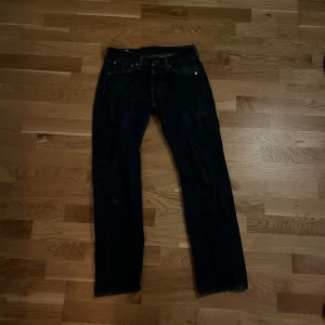 Levi's 501 jeans - Säljer ett par klassiska Levi's 501 jeans i mörkblå denim. De har en rak passform och är midwaist. Perfekta för en tidlös stil. Skriv om ni har frågor om pris eller annat!