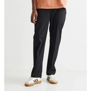 Svarta kostymbyxor - Inköpta för 900 kr. Använda fåtal gånger. Snygga svarta kostymbyxor med en rak passform. Perfekta för en stilren look. Byxorna har en klassisk design och är tillverkade i ett bekvämt material.