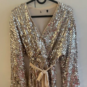 Beige paljettklänning - Storlek xs-s
