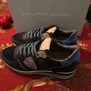 Philippe model skor - Säljer ett par nya Philippe model trainers i färgen mörkblå, storlek 42. säljer dom för att de var lite för stora för mig men dom har inga skador eller har aldrig använts ute.  