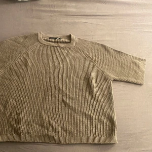 stickad tröja från 157 - Säljer en stilren brun stickad tröja från 157. Tröjan har en rund halsringning och t-shirt ärmar. aldrig använd 