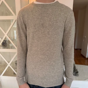 John Henric kashmir  - Säljer denna snygga och stilrena Kashmir crewneck från John Henric i färgen grå. Nypris 2199 | mitt pris 1199 | skick 9/10 | storlek S passar M | hör av er vid fler funderingar