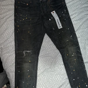 Svarta jeans med färgstänk från Purple - Använda 2-3 ggr, passar inte längre. Fick i julklapp förra året 