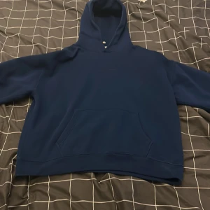 Mörkblå hoodie från Abercrombie & Fitch - Säljer en mörkblå hoodie från Abercrombie & Fitch i storlek L. Den är oversized och tillverkad i mjuk fleece. Perfekt för en avslappnad stil med en stor ficka framtill och en bekväm huva. Pris kan diskuteras vid snabb affär