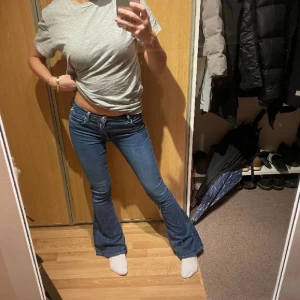 Low waisted jeans - Snygga blå bootcut jeans med låg midja ifrån replay med massa stretch i. Midjemått är 32cm men passar upp till 38cm och Innerbenslängden är 80cm❤️