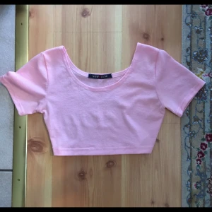 Rosa croppad topp från Noisy May - Söt rosa croppad topp från Noisy May med korta ärmar och rund halsringning. Perfekt för varma dagar eller som ett lager under en jacka.