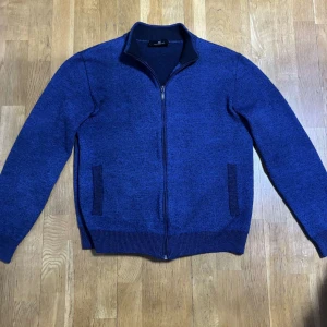 Merino ulls cardigan - Säljer nu denna as feta merino ull cardigan från det italienska märket Montechiaro. Storlek S kan passa M, som ny, nypris på dessa är över 3! Bara att säga till vid bilder osv🤝!