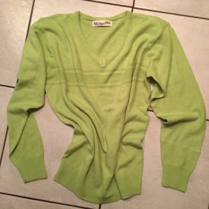 Ljusgrön v-ringad tröja - Säljer en ljusgrön v-ringad tröja med långa ärmar. Perfekt för en avslappnad stil och passar bra till jeans eller kjol. Tröjan har ribbade muddar vid ärmslut och nederkant.