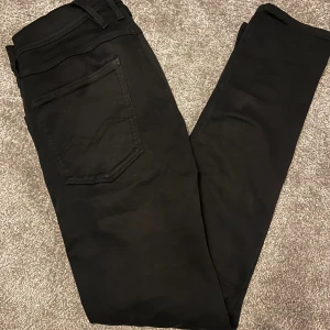 Replay Anbass slim - Ett par stilrena svarta Replay jeans som är i storlek 28/30 men passar upp till lite större storlek. De har inga defekter eller märken och är 9/10 i skick pga lite användning. Medela vid funderingar, kan diskutera pris vid snabb affär! 🙌