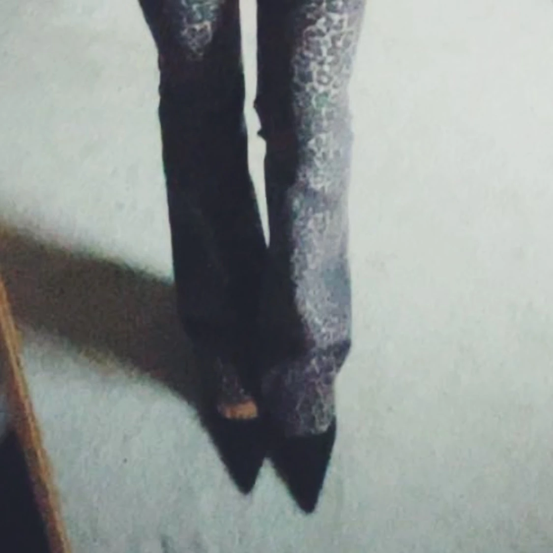 Svarta spetsiga pumps - 91