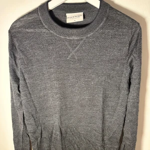Grå tröja från Brun o stadgarde - Snygg och stilren grå tröja från B & S. Perfekt för en avslappnad look med rund hals och långa ärmar. Passar bra till både jeans och chinos.
