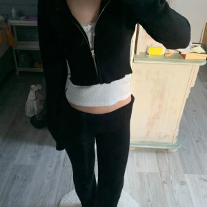 gina tricot stickat set  - så gulligt stickat set från gina tricots barnavdelning💞 settet är i strlk 170 och passar mig perfekt som bär vanligtvis xs/s i kläder 😊 tyvärr så är settet lite nopprigt men det syns inte så mycket 💞 använd gärna köp nu 