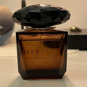 Versace Crystal Noir EDT 30ml - Använd någon enstaka gång. Kartong medföljer. Kan gå ner i pris vid snabb affär