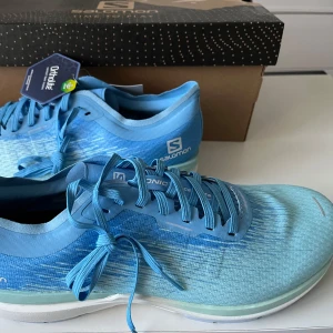 Salomon SONIC 4 Accelerate W - Säljer ett par nya/oanvända Salomon Sonic . Perfekta för löpning och träning. Pris kan diskuteras