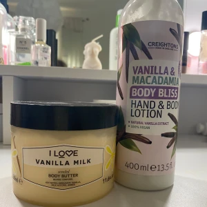 Vanilla Milk Body Butter och Vanilla & Macadamia Body Lotion - Två härliga produkter för kroppen: Vanilla Milk Body Butter från I Love, perfekt för att återfukta huden med en söt vaniljdoft, och Vanilla & Macadamia Body Bliss Hand & Body Lotion från Creightons, en vegansk lotion med naturligt vaniljextrakt för mjuk och len hud.