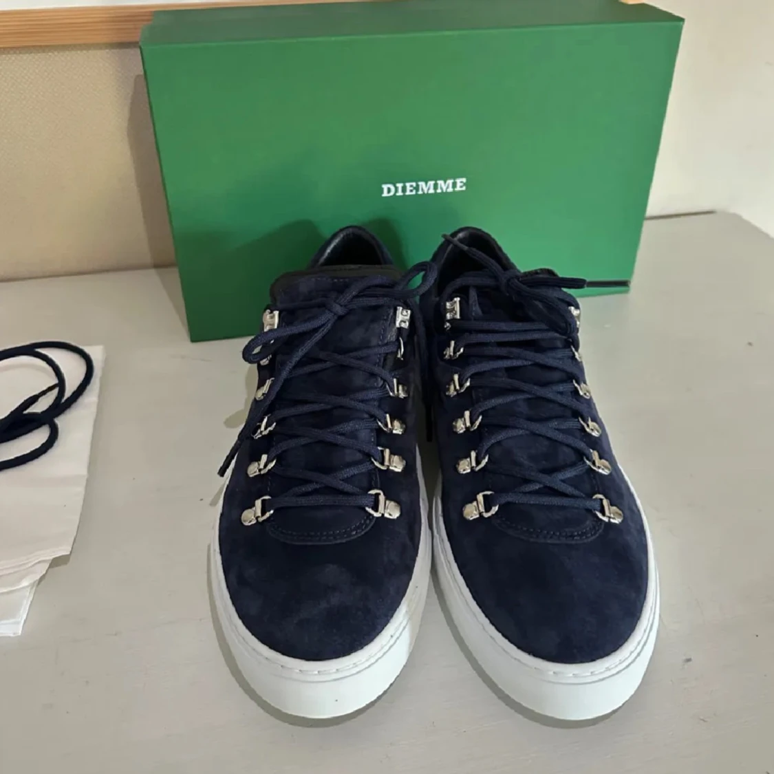 Mörkblå sneakers från Diemme