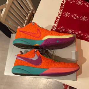 Lebron 20 ”Chosen one” - Säljer mina knappt använda Lebron 20’s eftersom skorna hade för mycket dämpning för min smak. Sköna stabila skor med mycket utstickande colorway för dig som vill sticka ut lite extra på golvet         Köpta på goat, kvitto finns!