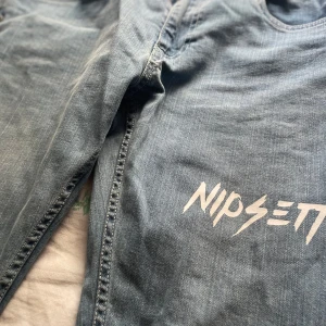 Jeans - Nipsett jeans, väldigt bra skick, pris 900 men kan möjligtvis gå ner vid snabb affär. Möts i stockholm och skriv vid funderingar.
