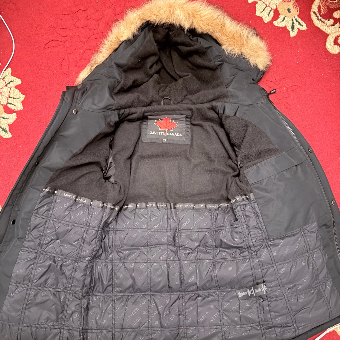 Svart dunjacka med pälsdetalj från Zavetti Canada - 92