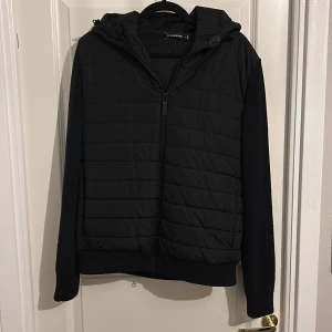 J.Lindeberg cardigan - Snygg svart Cardigan jacka från J.Lindeberg med huva och dragkedja och varm av sig. Mycket bra skick, 9/10 nypris 2500-3000kr mitt pris 1699 hör av vid funderingar!