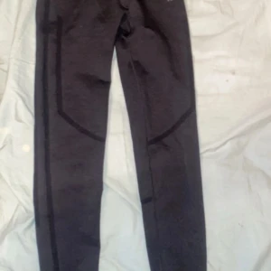 ICIW leggings - Snygga svarta ICIW leggings med diskreta sömdetaljer. Perfekta för en casual look eller träning. De har en tight passform som framhäver benen. Passar inte så säljer de! Storlek: xs