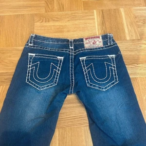 True Religion jeans  - Snygga jeans från true religion. De har en lös sömm längst ner men inget man tänker på!! Mått finns på bild 3