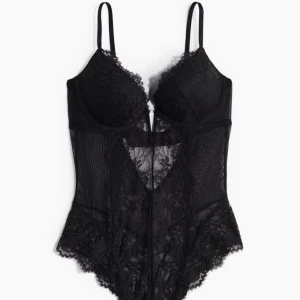 Svart spetskorsett - Oanvänd body från hm. 75c i storlek