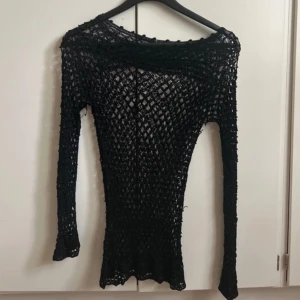 Vintage nät topp - Skit cool nät top som tyvärr inte kommer till användning. Den har ingen lapp men skulle gissa storlek S/M, finns även två små hål som visas på de sista bilder men det är inget man tänker på!!!