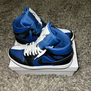 Nike Air Jordans  - Snygga Nike Air Jordans i en fräsch kombination av blått och vitt. Skorna har klassisk snörning och den ikoniska Air Jordan-loggan på plösen. Perfekta för dig som vill ha en stilren och sportig look.