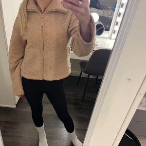 Beige teddyjacka med dragkedja - Säljer min Teddy jacka då den inte kommer till andvänding❤️den är lite rosa i tonen❤️