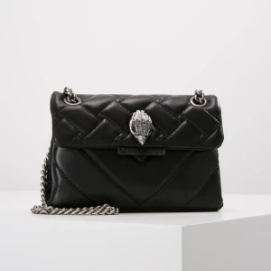 Svart mini axelväska från Kurt Geiger - Elegant svart axelväska från Kurt Geiger med silverdetaljer. Väskan har en kedjerem. Använd fåtal gånger. Finns dustbag till. Pris kan diskuteras 